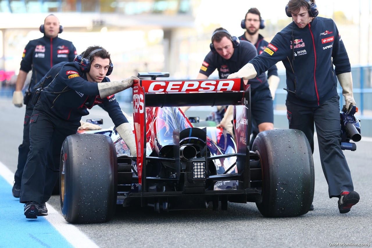 TEST F1 JEREZ 30 GENNAIO, The Scuderia Toro Rosso STR9 of Jean-Eric Vergne (FRA) Scuderia Toro Rosso is pushed down the pit lane.
30.01.2014. Formula One Testing, Day Three, Jerez, Spain.