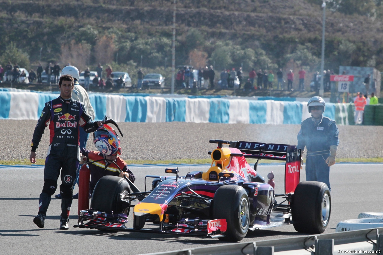 TEST F1 JEREZ 30 GENNAIO, Daniel Ricciardo (AUS) Red Bull Racing RB10 stops on the circiuit.
30.01.2014. Formula One Testing, Day Three, Jerez, Spain.