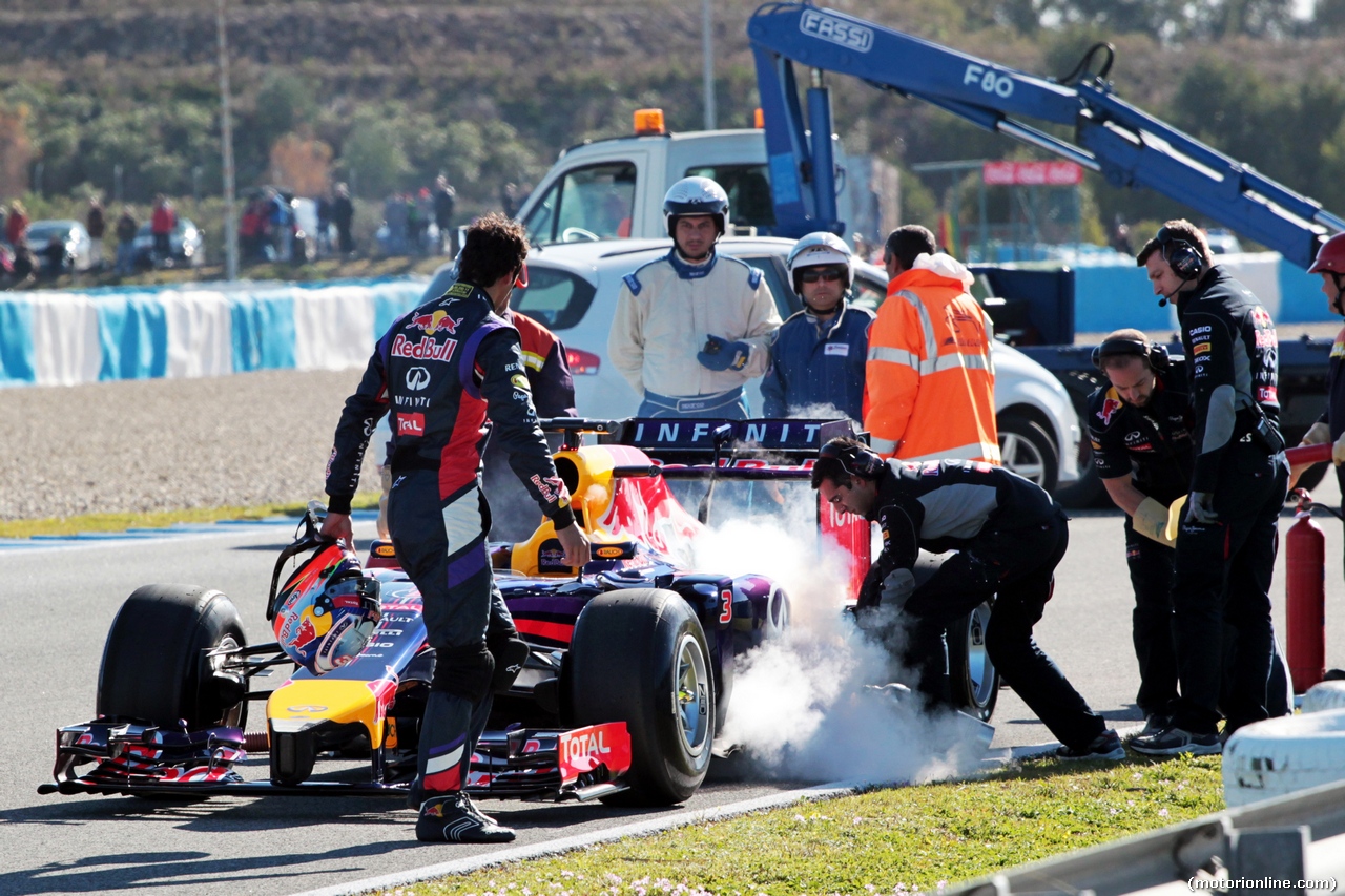 TEST F1 JEREZ 30 GENNAIO, Daniel Ricciardo (AUS) Red Bull Racing RB10 stops on the circiuit e extinguisher is applied to the car.
30.01.2014. Formula One Testing, Day Three, Jerez, Spain.