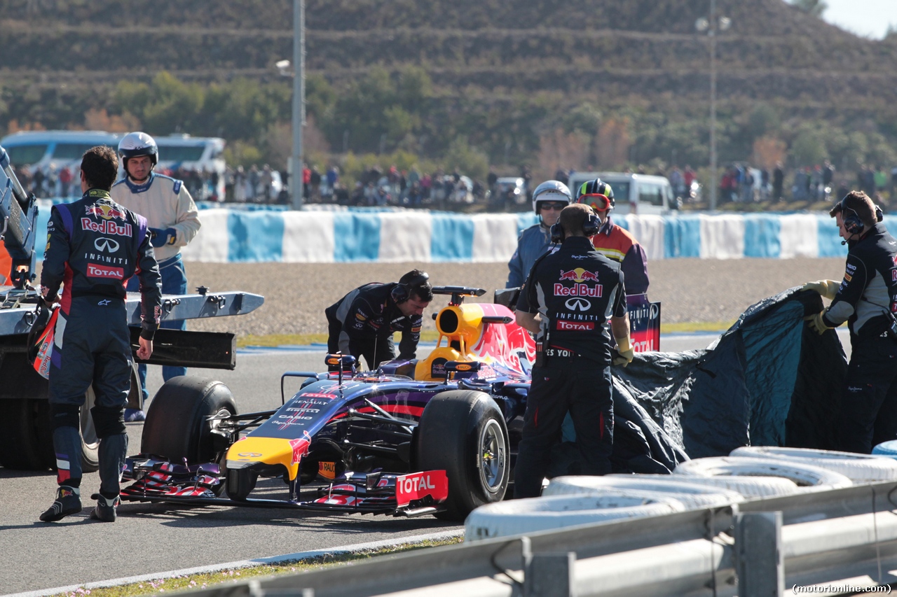 TEST F1 JEREZ 30 GENNAIO, Daniel Ricciardo (AUS) Red Bull Racing RB10 stopped on the circuit.
30.01.2014. Formula One Testing, Day Three, Jerez, Spain.