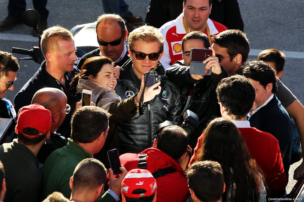TEST F1 JEREZ 30 GENNAIO, Nico Rosberg (GER) Mercedes AMG F1 W05 with fans.
30.01.2014. Formula One Testing, Day Three, Jerez, Spain.