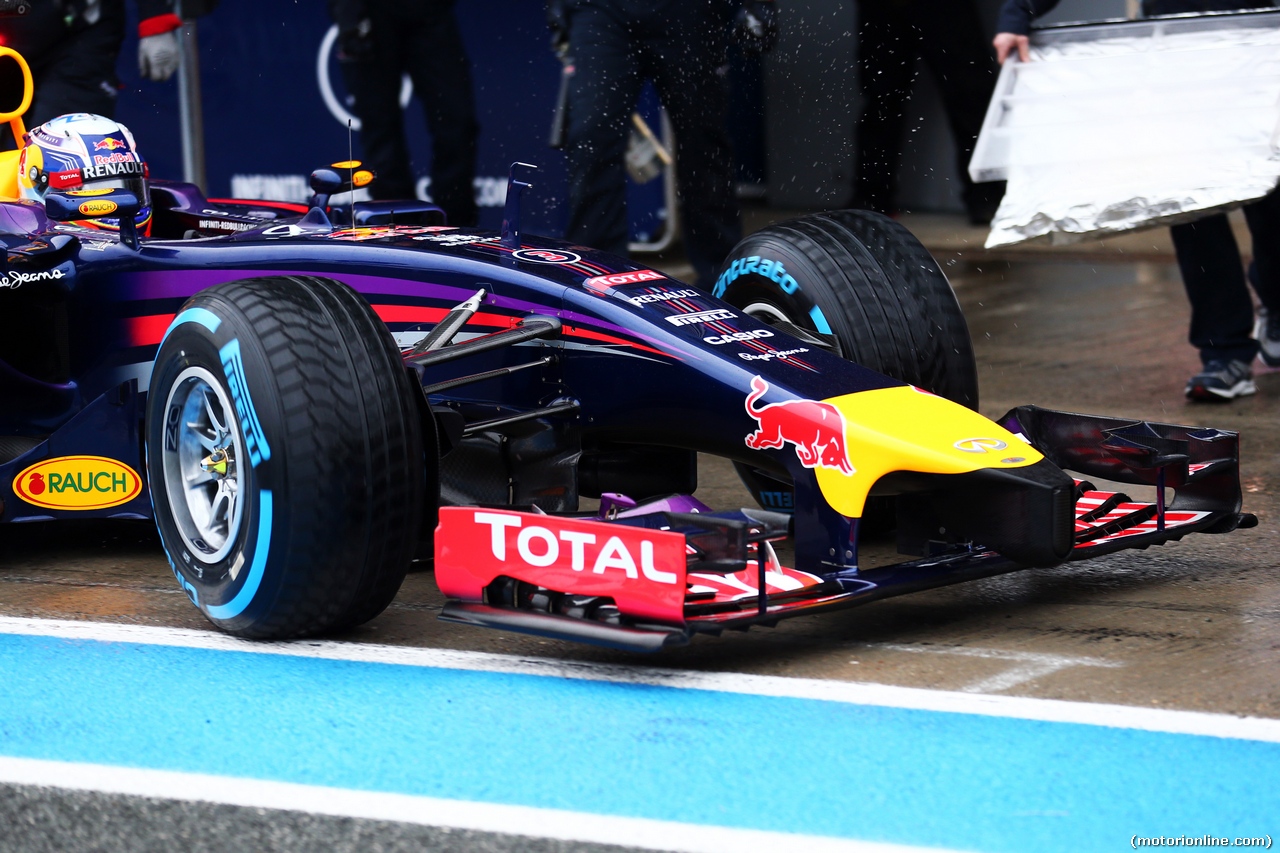 TEST F1 JEREZ 31 GENNAIO, Daniel Ricciardo (AUS) Red Bull Racing RB10 front wing e nosecone detail.
31.01.2014. Formula One Testing, Day Four, Jerez, Spain.