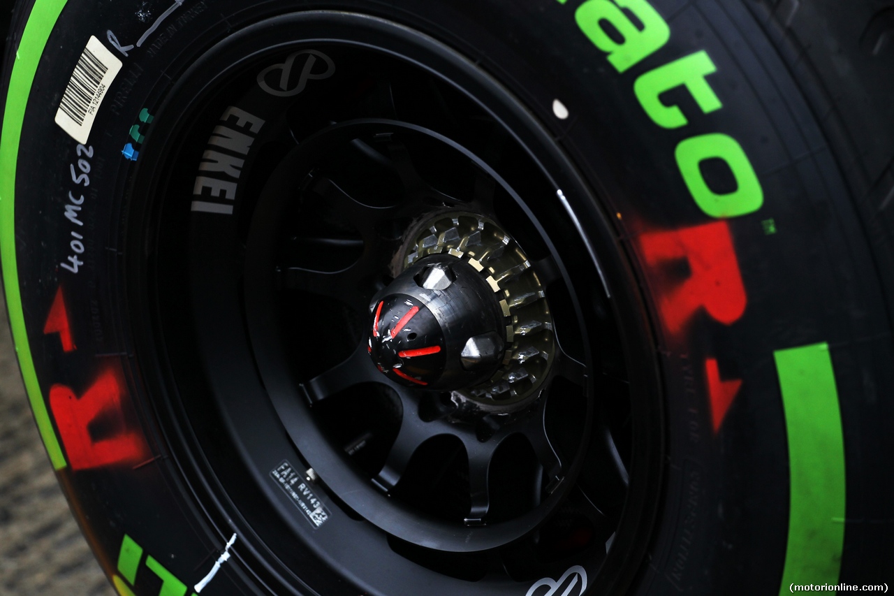 TEST F1 JEREZ 31 GENNAIO, Pirelli tyre e wheel nut.
31.01.2014. Formula One Testing, Day Four, Jerez, Spain.