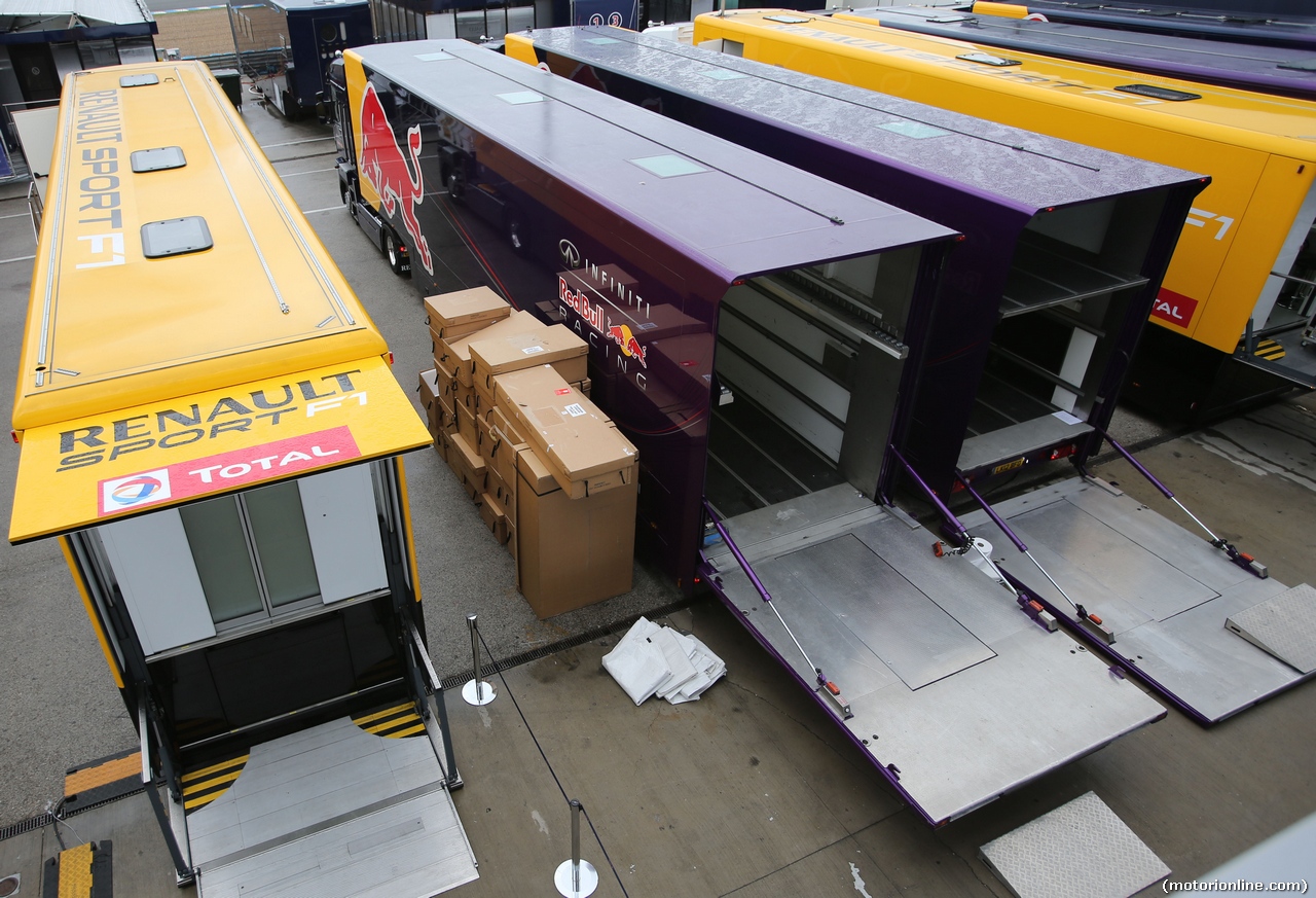 TEST F1 JEREZ 31 GENNAIO, Red Bull Racing is packing up.
31.01.2014. Formula One Testing, Day Four, Jerez, Spain.