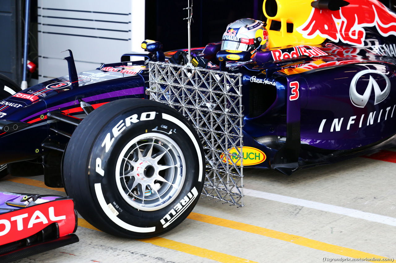 TEST SILVERSTONE 08 LUGLIO, Daniel Ricciardo (AUS) Red Bull Racing RB10 running sensor equipment.
08.07.2014. Formula One Testing, Silverstone, England, Tuesday.