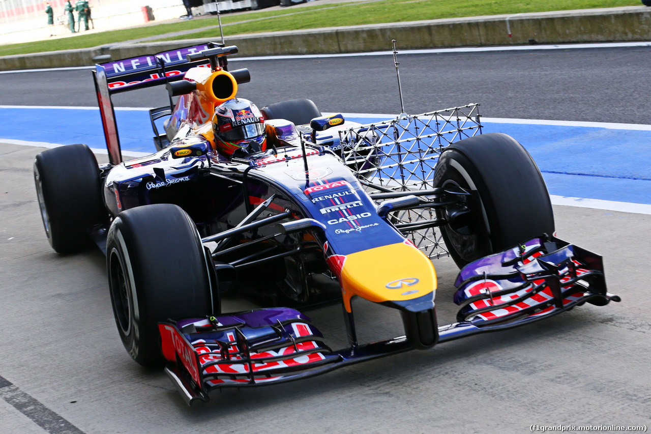 TEST SILVERSTONE 08 LUGLIO, Daniel Ricciardo (AUS) Red Bull Racing RB10 running sensor equipment.
08.07.2014. Formula One Testing, Silverstone, England, Tuesday.