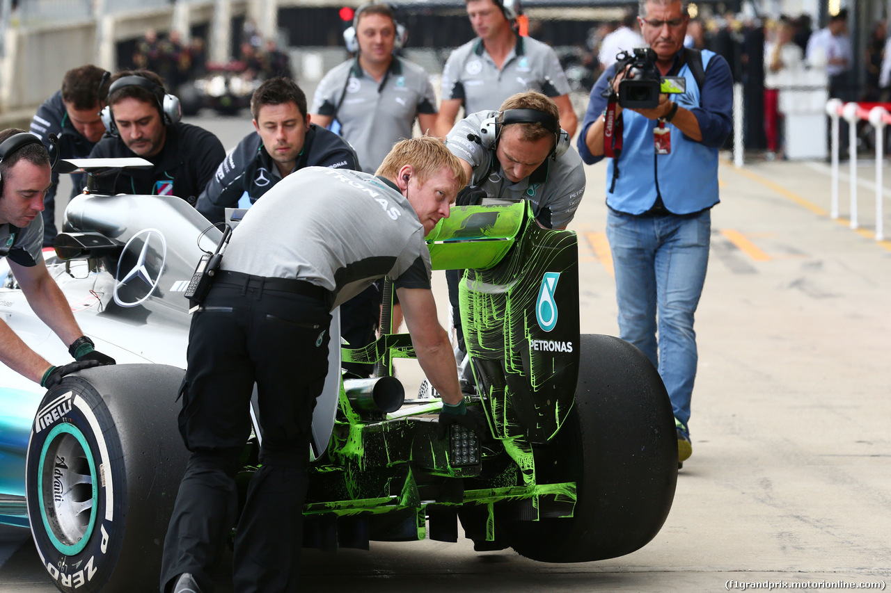 TEST SILVERSTONE 08 LUGLIO, Nico Rosberg (GER) Mercedes AMG F1 W05 running flow-vis paint on the rear wing e rear diffuser.
08.07.2014. Formula One Testing, Silverstone, England, Tuesday.