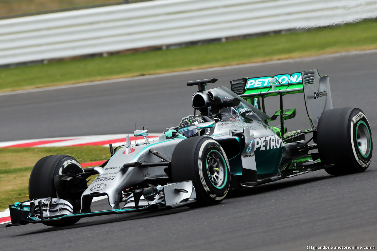 TEST SILVERSTONE 08 LUGLIO, Nico Rosberg (GER) Mercedes AMG F1 W05 running flow-vis paint on the rear wing.
08.07.2014. Formula One Testing, Silverstone, England, Tuesday.