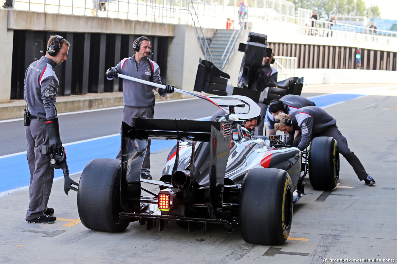 TEST SILVERSTONE 08 LUGLIO, Adrian Sutil (GER) Sauber C33 in the pits.
08.07.2014. Formula One Testing, Silverstone, England, Tuesday.