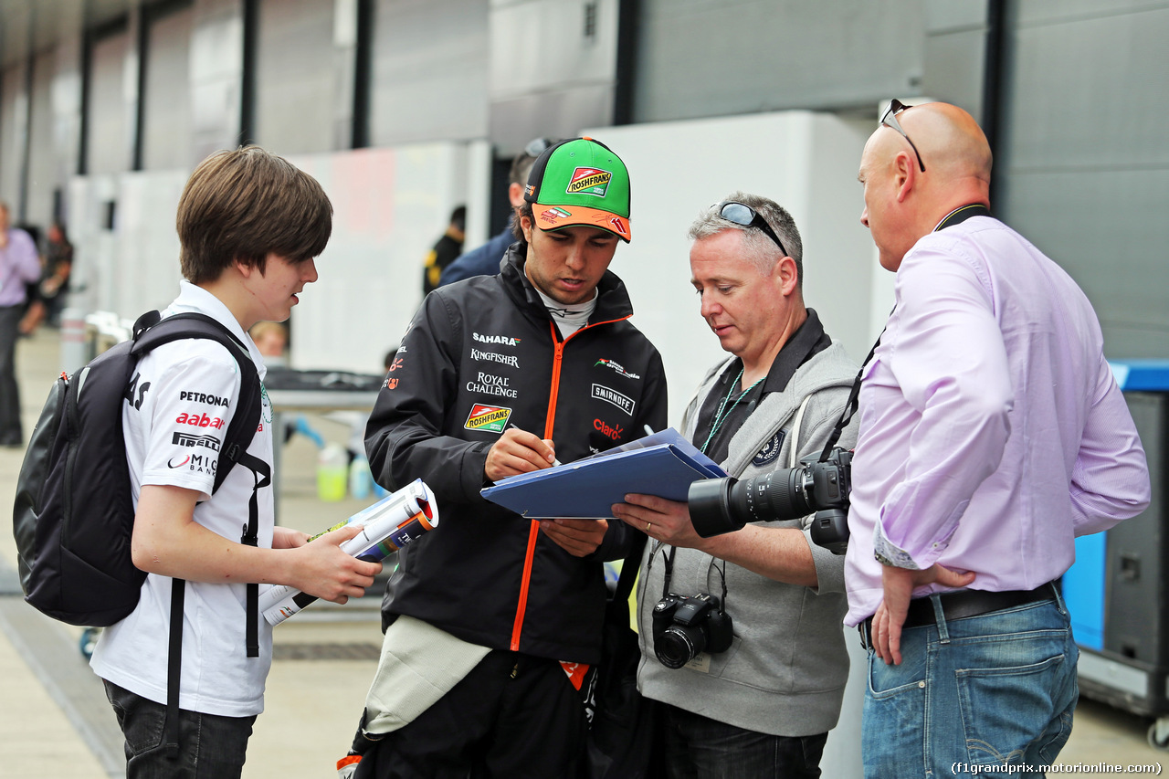 TEST SILVERSTONE 08 LUGLIO, Sergio Perez (MEX) Sahara Force India F1 signs autographs for the fans.
08.07.2014. Formula One Testing, Silverstone, England, Tuesday.