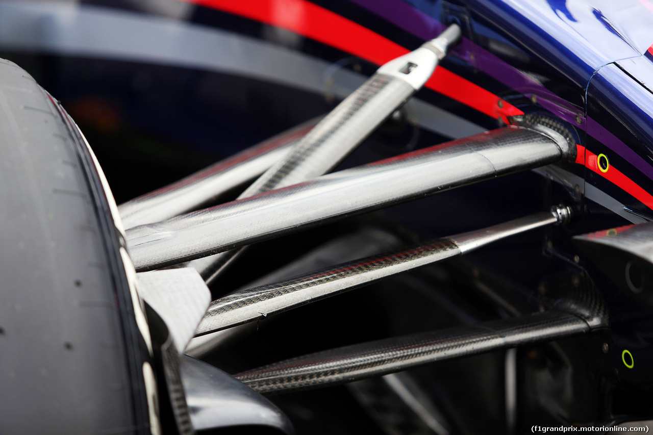TEST SILVERSTONE 08 LUGLIO, Daniel Ricciardo (AUS) Red Bull Racing RB10 front suspension detail.
08.07.2014. Formula One Testing, Silverstone, England, Tuesday.