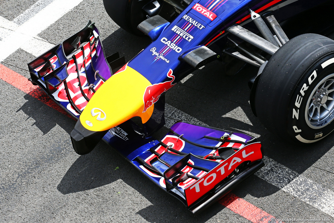 TEST SILVERSTONE 08 LUGLIO, Daniel Ricciardo (AUS) Red Bull Racing RB10 front wing detail.
08.07.2014. Formula One Testing, Silverstone, England, Tuesday.