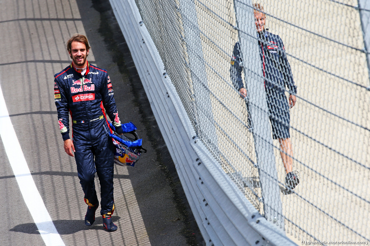 TEST SILVERSTONE 08 LUGLIO, Jean-Eric Vergne (FRA) Scuderia Toro Rosso STR9 walks back to the pits after stopping on the circuit.
08.07.2014. Formula One Testing, Silverstone, England, Tuesday.