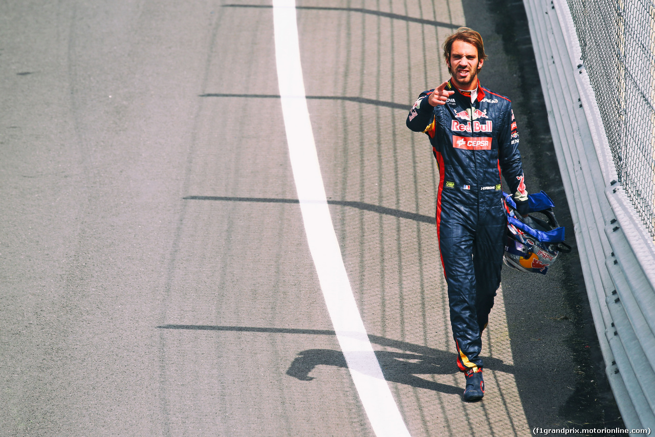 TEST SILVERSTONE 08 LUGLIO, Jean-Eric Vergne (FRA) Scuderia Toro Rosso STR9 walks back to the pits after stopping on the circuit.
08.07.2014. Formula One Testing, Silverstone, England, Tuesday.