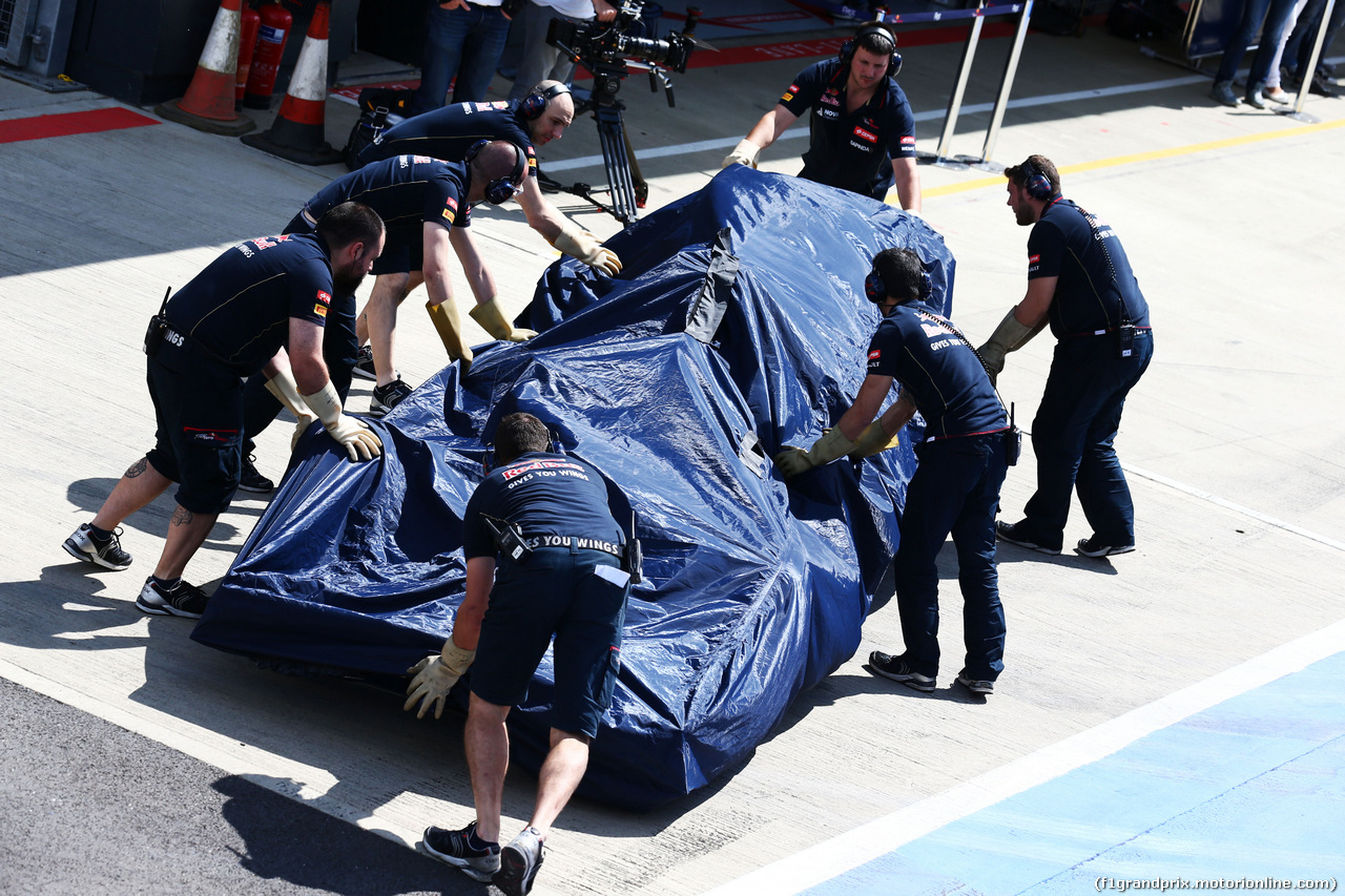 TEST SILVERSTONE 08 LUGLIO, The Scuderia Toro Rosso STR9 of Jean-Eric Vergne (FRA) Scuderia Toro Rosso is recovered back to the pits.
08.07.2014. Formula One Testing, Silverstone, England, Tuesday.