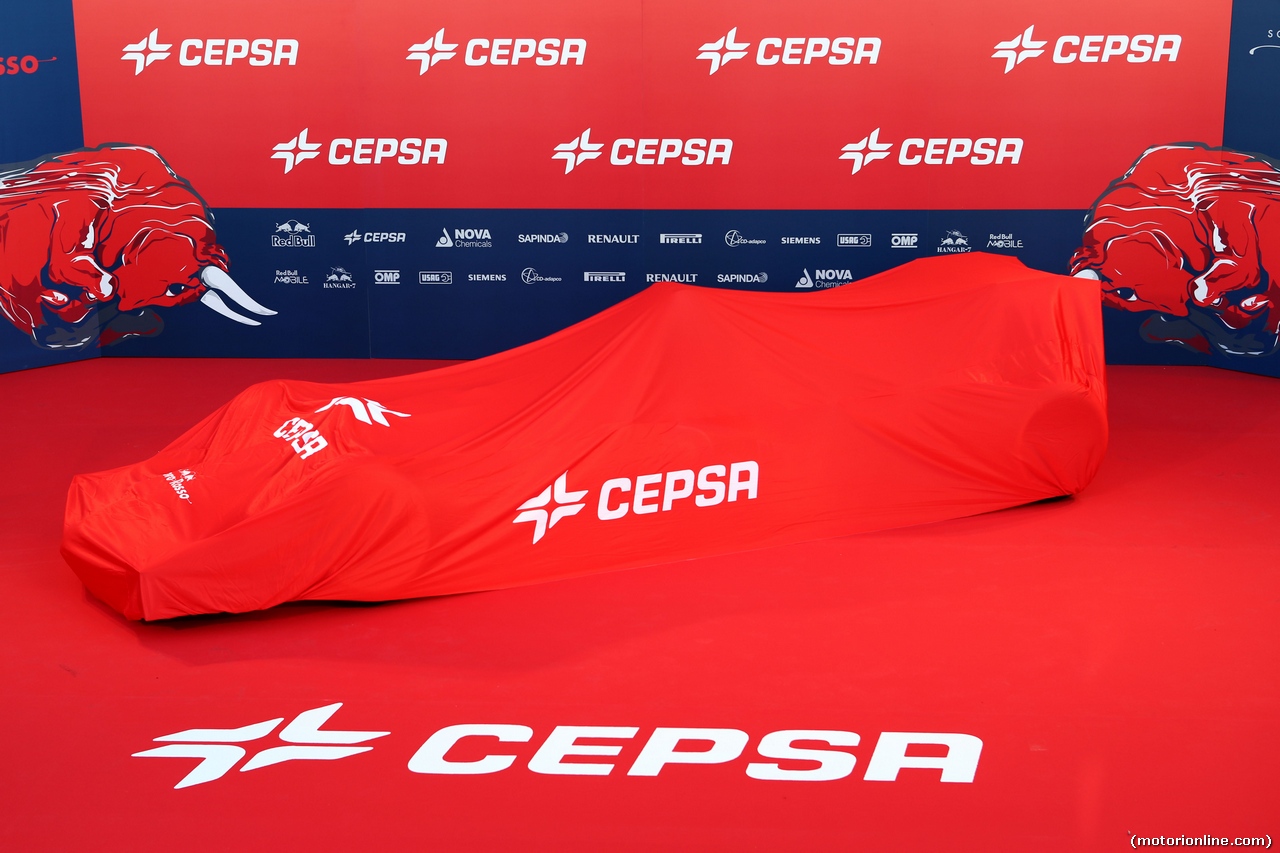 TORO ROSSO STR9, The Scuderia Toro Rosso STR9 awaits its unveiling.
27.01.2014. Formula One Testing, Preparations, Jerez, Spain.