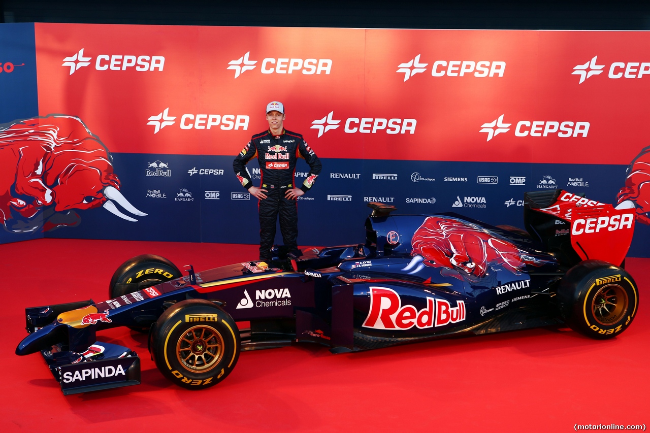 TORO ROSSO STR9, Daniil Kvyat (RUS) Scuderia Toro Rosso with the new Scuderia Toro Rosso STR9.
27.01.2014. Formula One Testing, Preparations, Jerez, Spain.