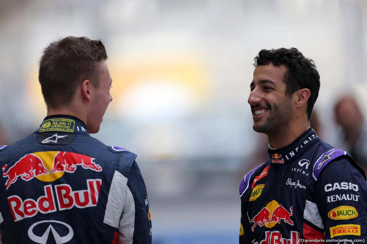 GP ABU DHABI, 29.11.2015 - Daniil Kvyat (RUS) Red Bull Racing RB11 e Daniel Ricciardo (AUS) Red Bull Racing RB11