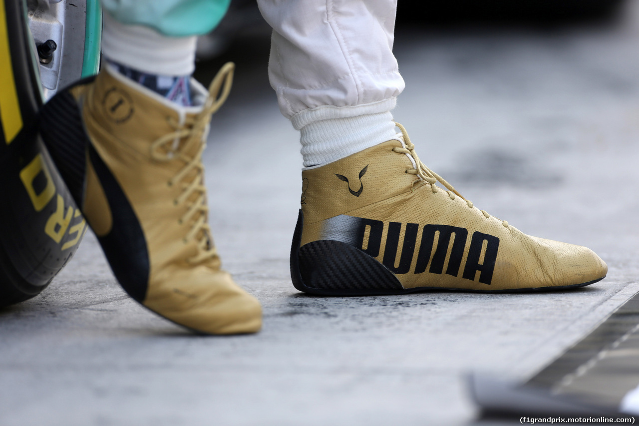 GP ABU DHABI, 29.11.2015 - The shoes of Lewis Hamilton (GBR) Mercedes AMG F1 W06