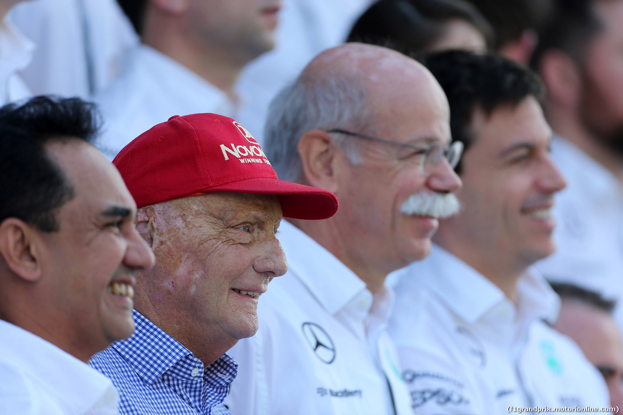 GP ABU DHABI, 29.11.2015 - Nikki Lauda (AU), Mercedes, Dr. Dieter Zetsche, Chairman of Daimler e Toto Wolff (GER) Mercedes AMG F1 Shareholder e Executive Director