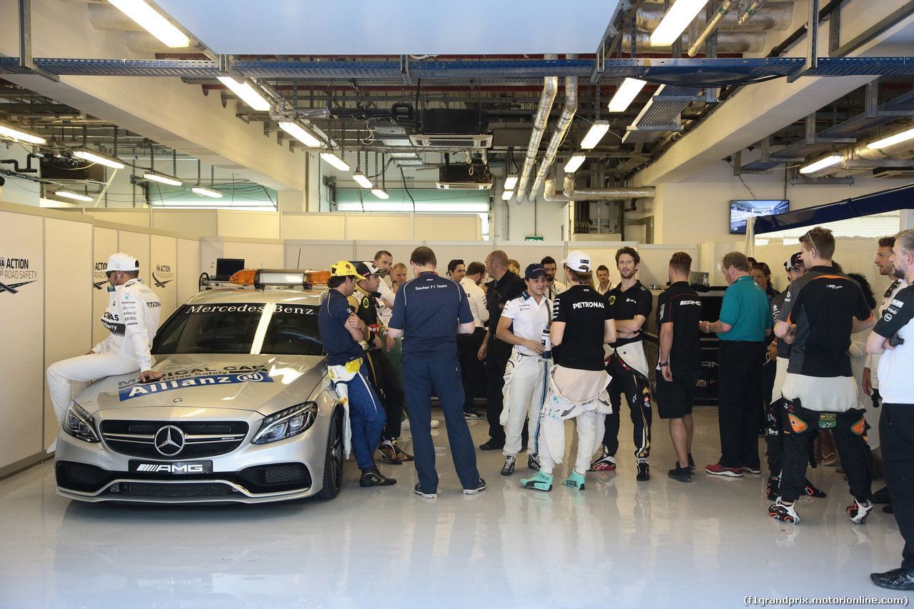 GP ABU DHABI, 29.11.2015 - Lewis Hamilton (GBR) Mercedes AMG F1 W06 e the others drivers.
