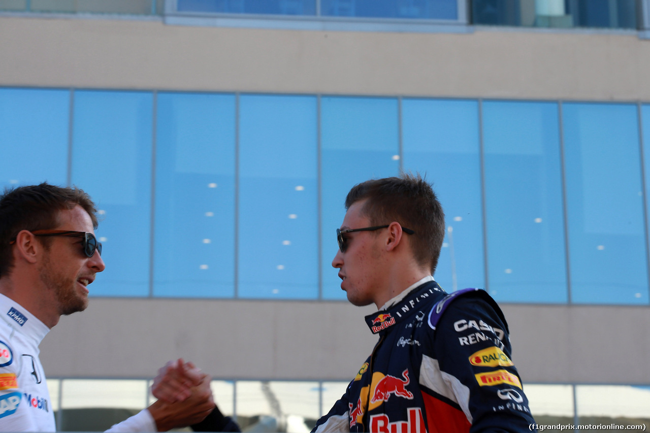GP ABU DHABI, 29.11.2015 - Jenson Button (GBR)  McLaren Honda MP4-30. e Daniil Kvyat (RUS) Red Bull Racing RB11
