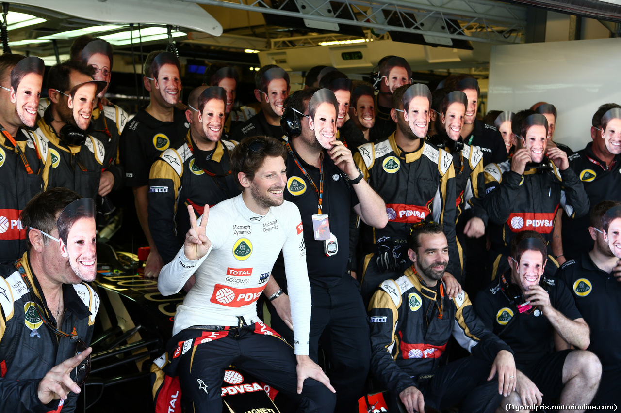 GP ABU DHABI, 29.11.2015 - Gara, Romain Grosjean (FRA) Lotus F1 Team E23 e his team at his last GP for the Lotus F1 Team