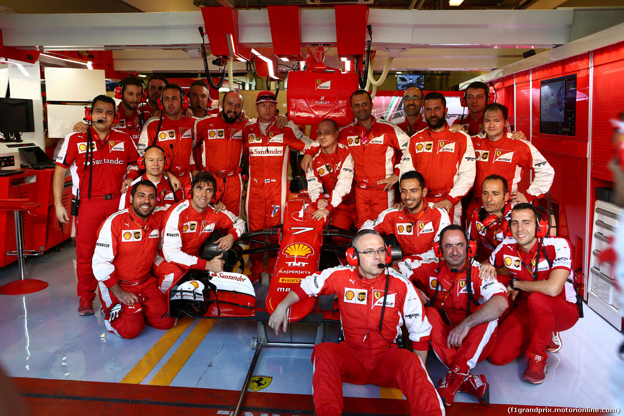 GP ABU DHABI, 29.11.2015 - Gara, Kimi Raikkonen (FIN) Ferrari SF15-T e his meccanici
