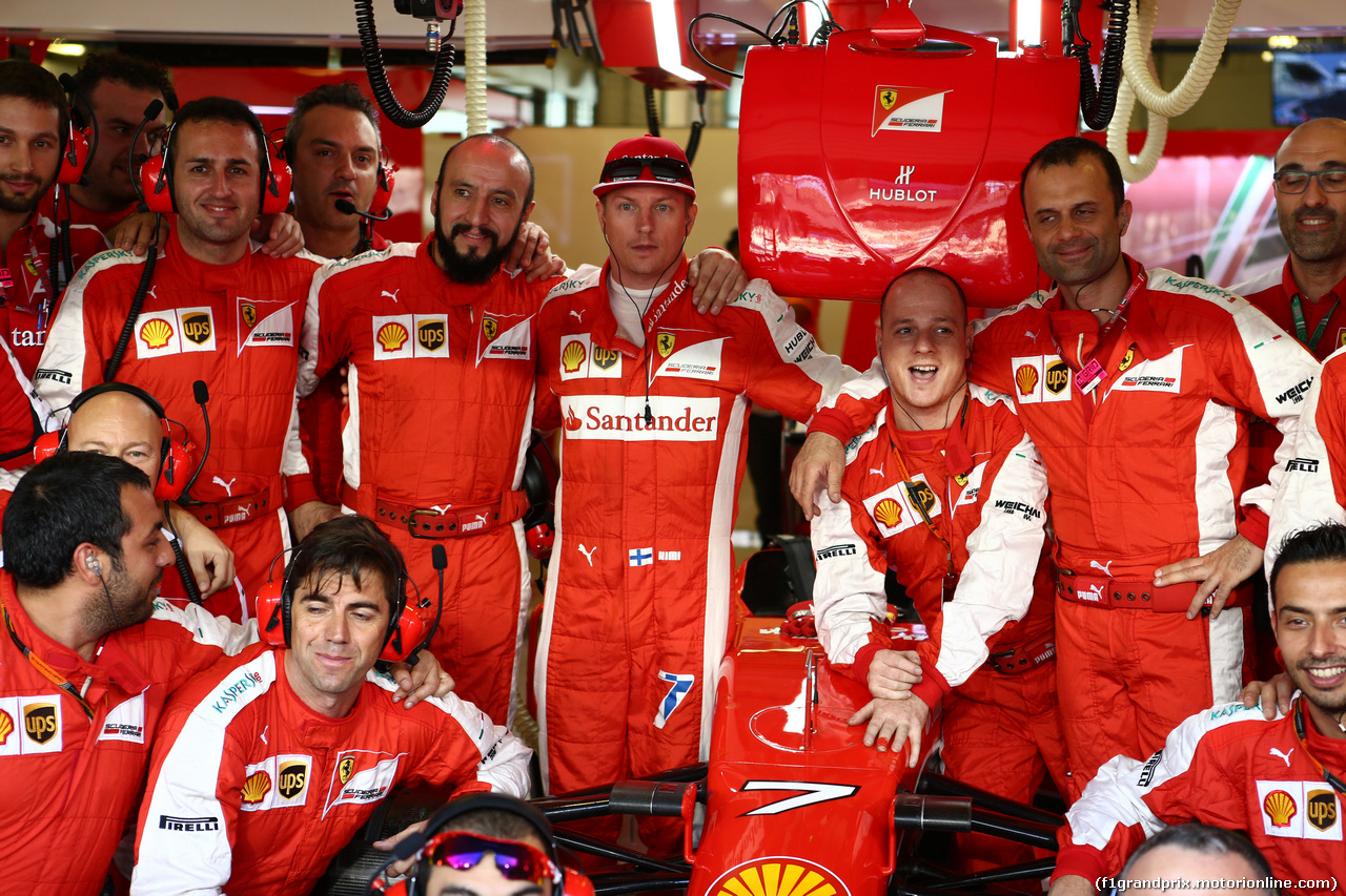 GP ABU DHABI, 29.11.2015 - Gara, Kimi Raikkonen (FIN) Ferrari SF15-T e his meccanici