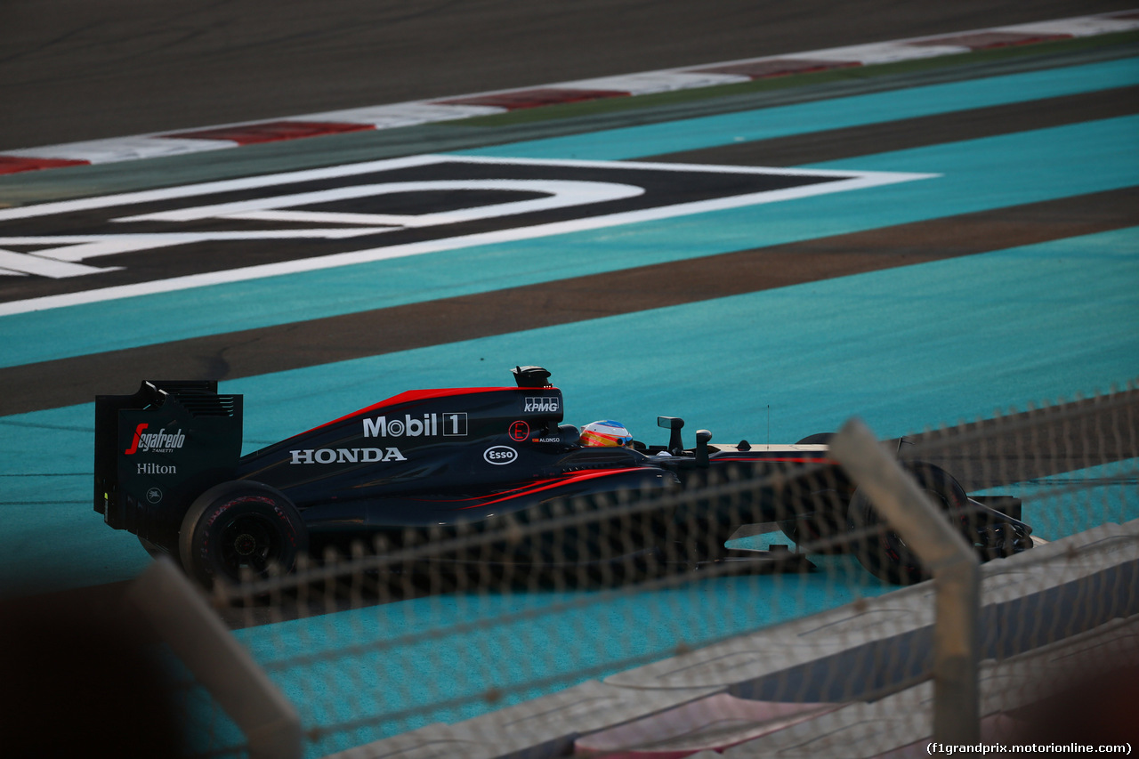 GP ABU DHABI, 29.11.2015 - Gara, Crash, Fernando Alonso (ESP) McLaren Honda MP4-30