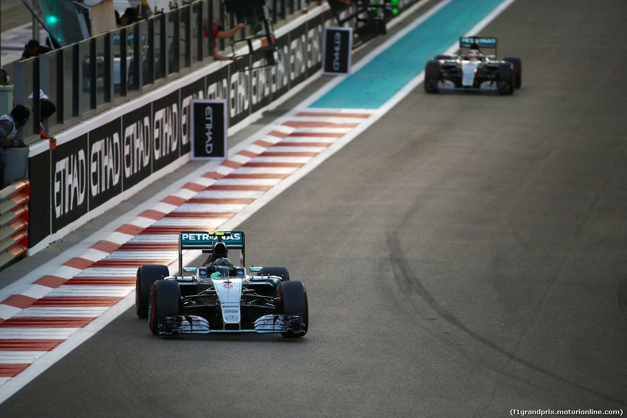GP ABU DHABI, 29.11.2015 - Gara, Nico Rosberg (GER) Mercedes AMG F1 W06 davanti a Lewis Hamilton (GBR) Mercedes AMG F1 W06
