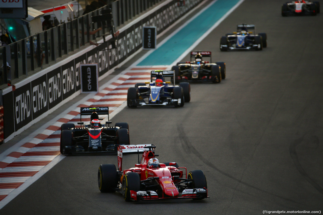 GP ABU DHABI, 29.11.2015 - Gara, Sebastian Vettel (GER) Ferrari SF15-T davanti a Jenson Button (GBR)  McLaren Honda MP4-30.