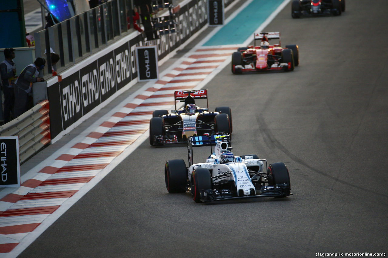 GP ABU DHABI, 29.11.2015 - Gara, Valtteri Bottas (FIN) Williams F1 Team FW37 davanti a Max Verstappen (NED) Scuderia Toro Rosso STR10