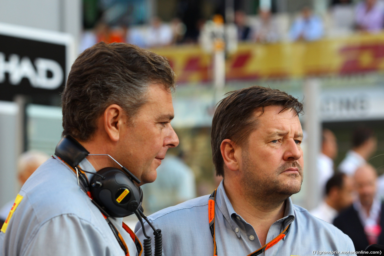 GP ABU DHABI, 29.11.2015 - Gara, Mario Isola (ITA), Sporting Director Pirelli  e Johnny Herbert (GBR), CHEVROLET Lumina CR8, Motorzone Gara Car