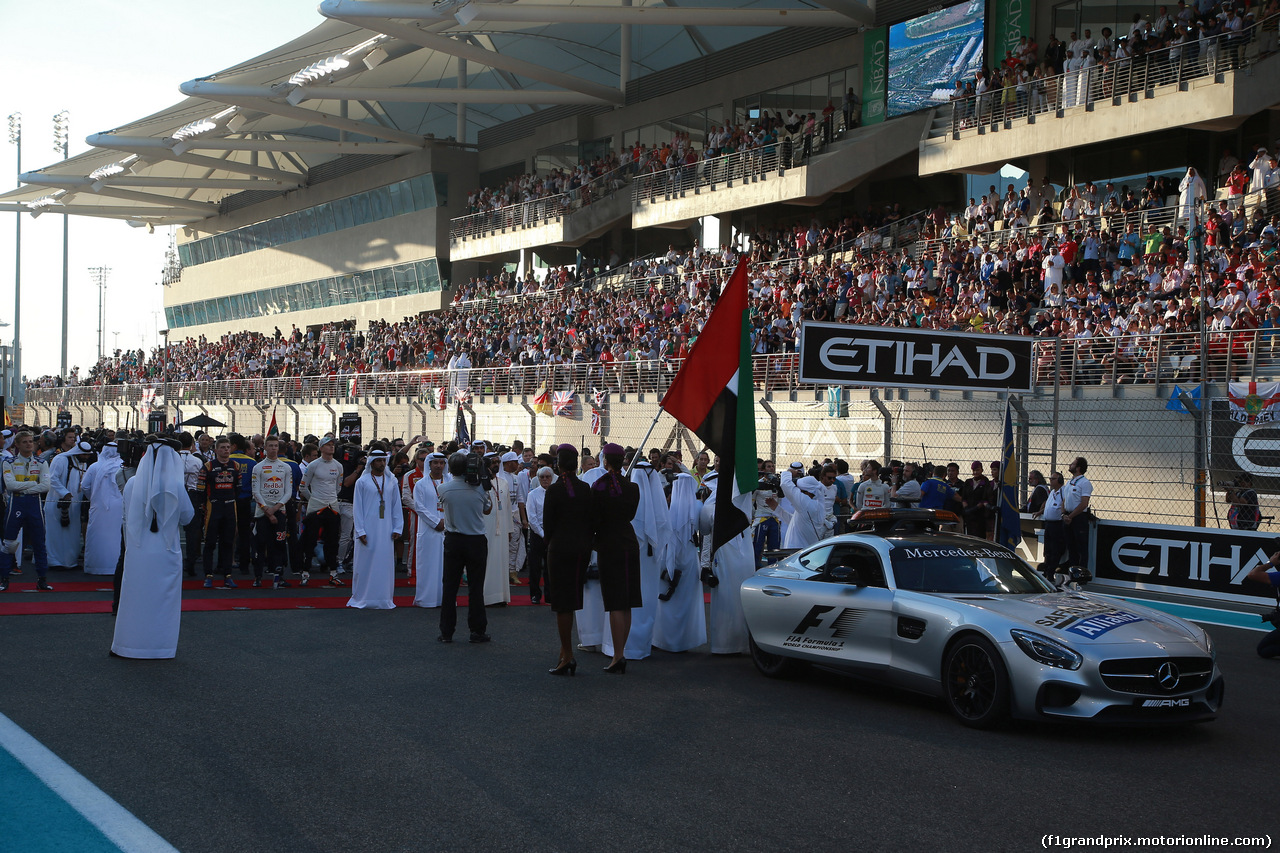 GP ABU DHABI, 29.11.2015 - Gara, The drives observe the national anthem