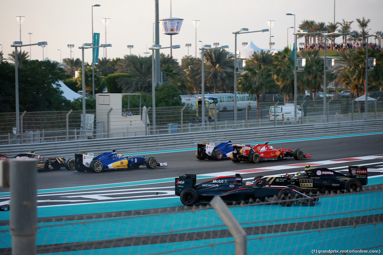 GP ABU DHABI, 29.11.2015 - Gara, Crash, Fernando Alonso (ESP) McLaren Honda MP4-30 e Pastor Maldonado (VEN) Lotus F1 Team E23