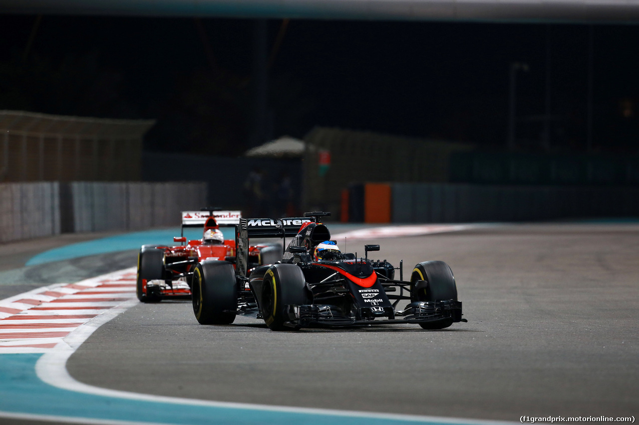 GP ABU DHABI, 29.11.2015 - Gara, Fernando Alonso (ESP) McLaren Honda MP4-30 e Sebastian Vettel (GER) Ferrari SF15-T