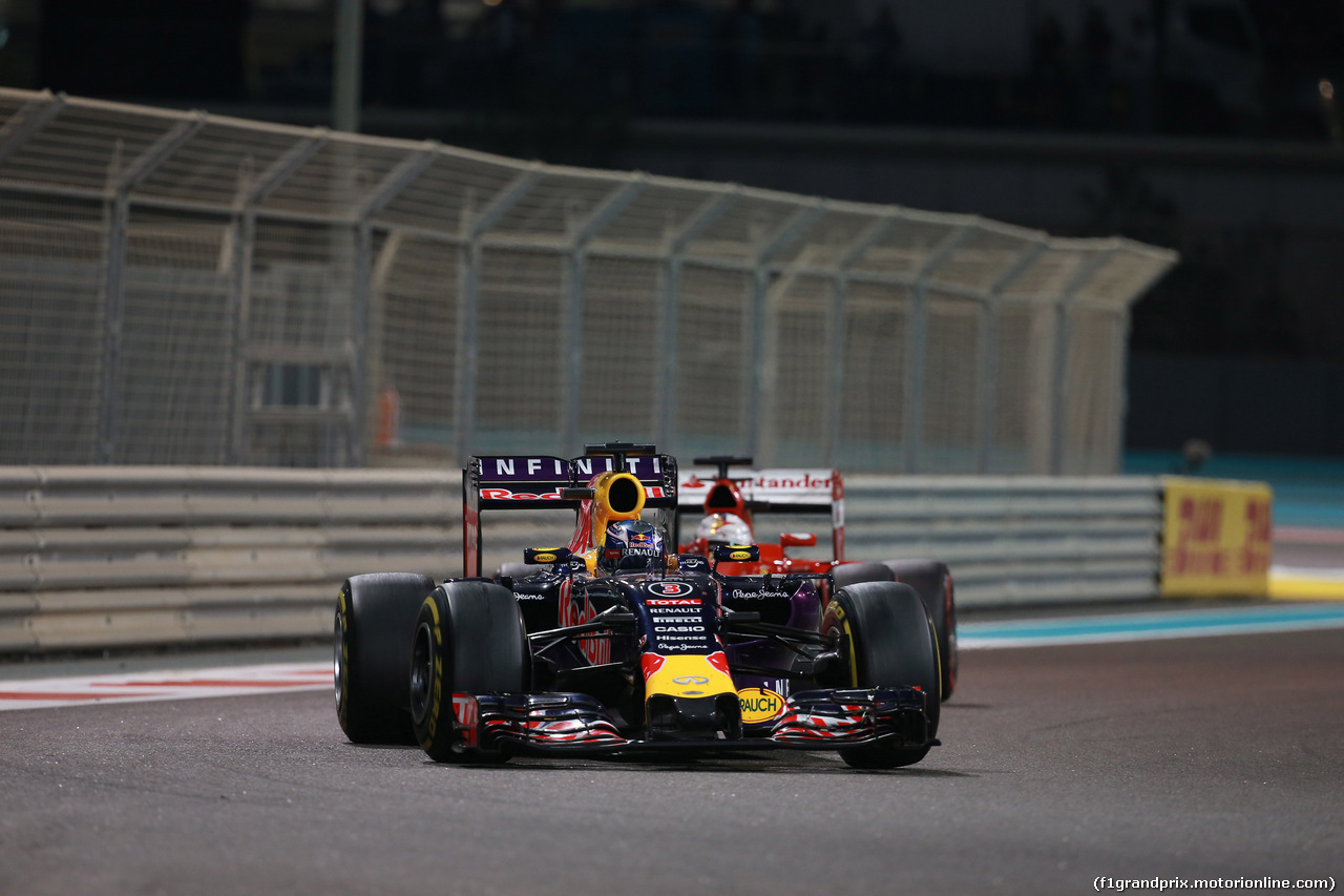 GP ABU DHABI, 29.11.2015 - Gara, Daniel Ricciardo (AUS) Red Bull Racing RB11 e Sebastian Vettel (GER) Ferrari SF15-T