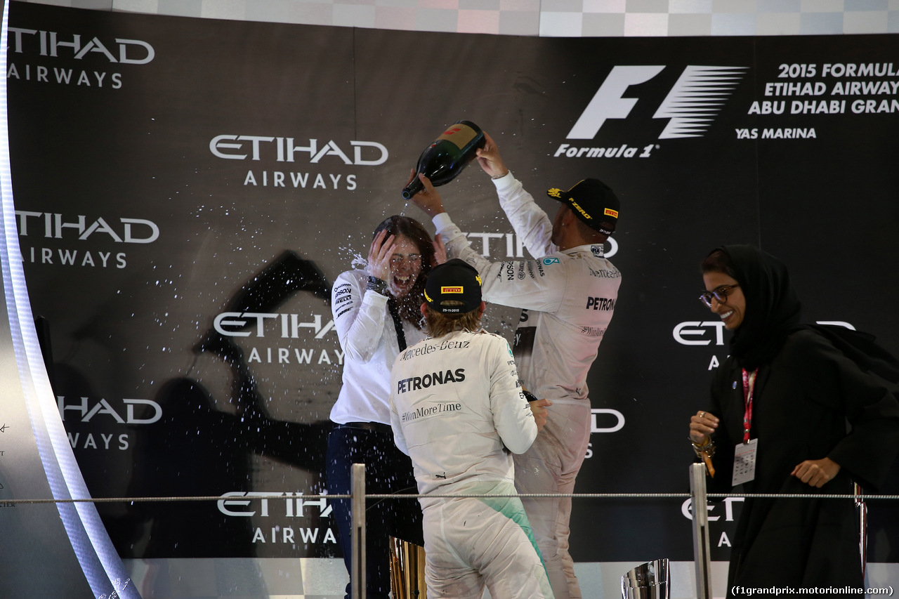 GP ABU DHABI, 29.11.2015 - Gara, Lewis Hamilton (GBR) Mercedes AMG F1 W06 e Nico Rosberg (GER) Mercedes AMG F1 W06