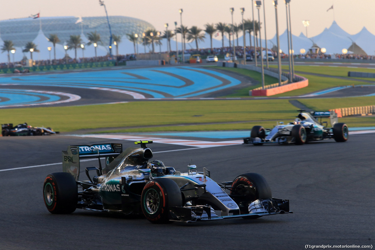 GP ABU DHABI, 29.11.2015 - Gara, Nico Rosberg (GER) Mercedes AMG F1 W06 davanti a Lewis Hamilton (GBR) Mercedes AMG F1 W06