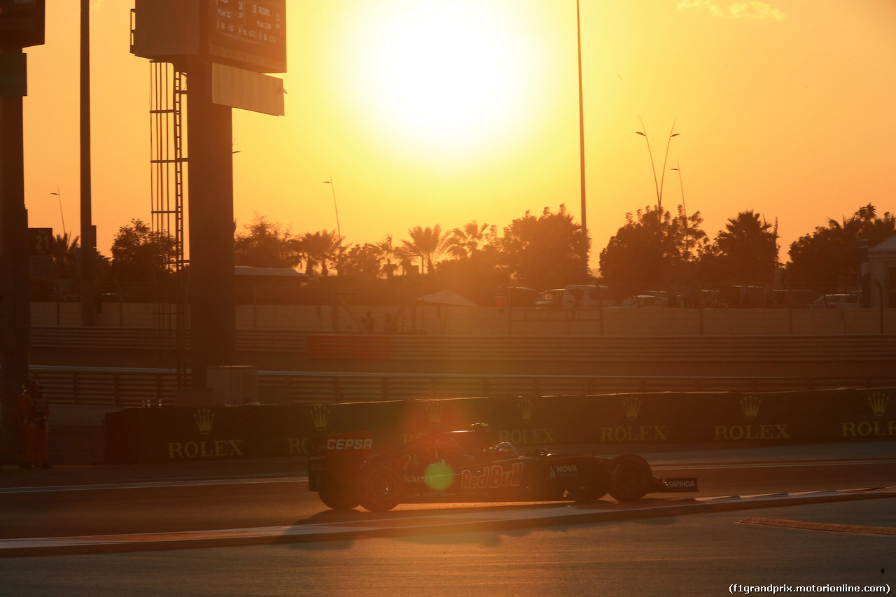 GP ABU DHABI, 29.11.2015 - Gara, Carlos Sainz Jr (ESP) Scuderia Toro Rosso STR10
