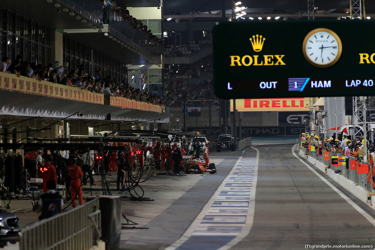 GP ABU DHABI, 29.11.2015 - Gara, Pit stop, Sebastian Vettel (GER) Ferrari SF15-T