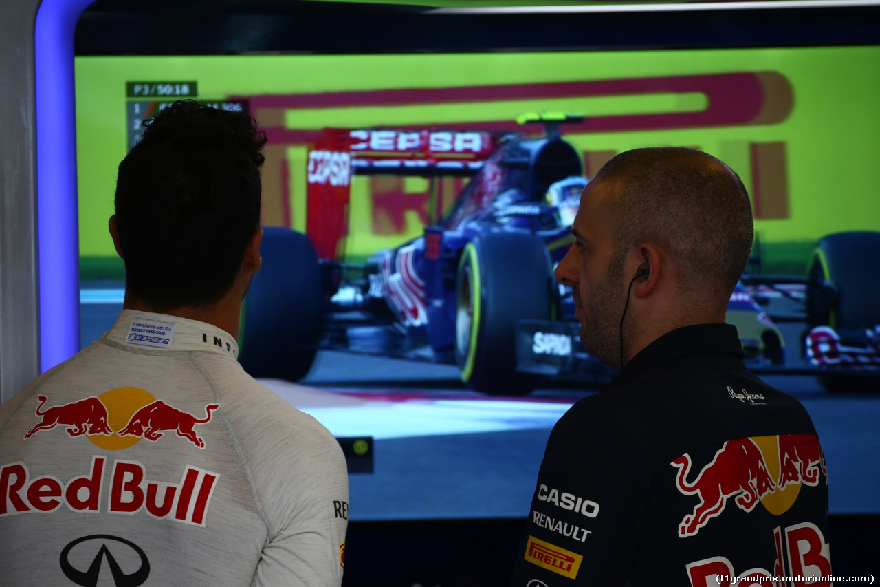 GP ABU DHABI, 28.11.2015 - Prove Libere 3, Daniel Ricciardo (AUS) Red Bull Racing RB11