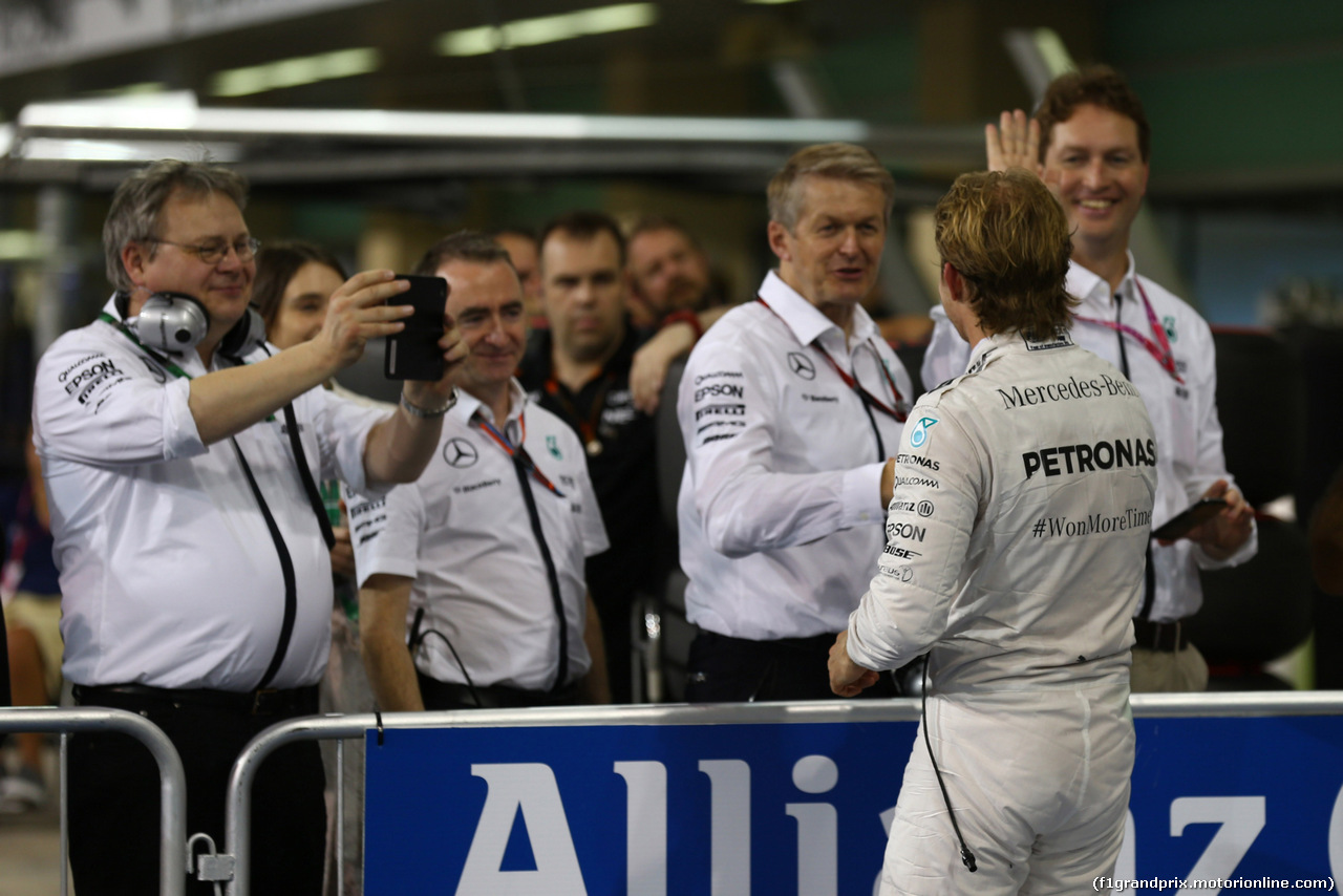 GP ABU DHABI, 28.11.2015 - Qualifiche, Nico Rosberg (GER) Mercedes AMG F1 W06 pole position