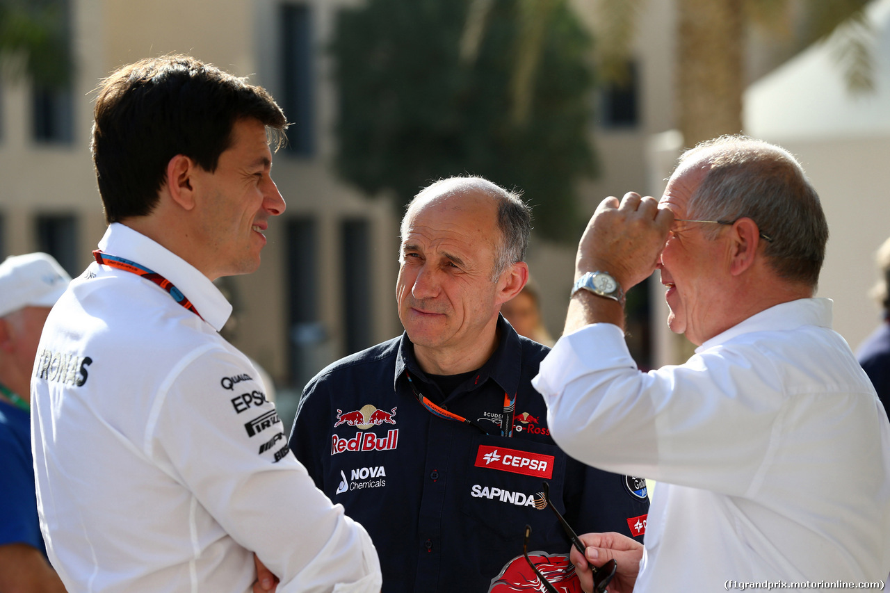 GP ABU DHABI, 27.11.2015 - Prove Libere 1, Toto Wolff (GER) Mercedes AMG F1 Shareholder e Executive Director e Franz Tost, Scuderia Toro Rosso, Team Principal