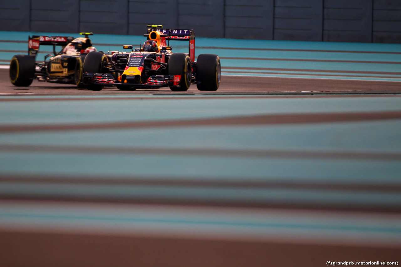 GP ABU DHABI, 27.11.2015 - Prove Libere 2, Daniil Kvyat (RUS) Red Bull Racing RB11 e Pastor Maldonado (VEN) Lotus F1 Team E23
