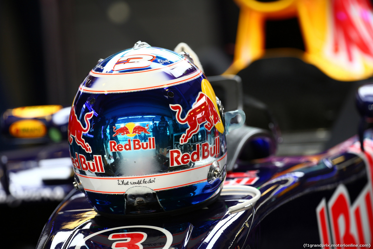 GP ABU DHABI, 27.11.2015 - Prove Libere 2, The helmet of Daniel Ricciardo (AUS) Red Bull Racing RB11