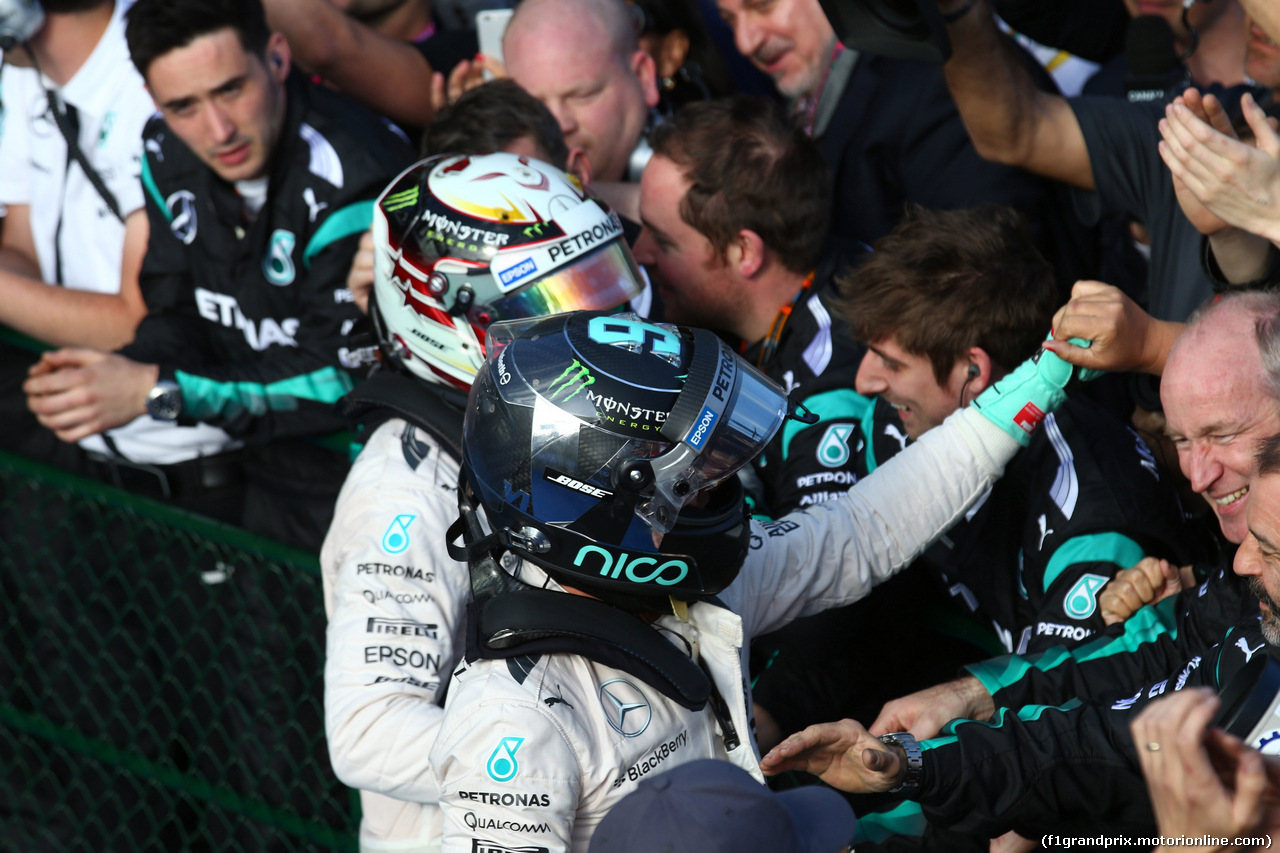 GP AUSTRALIA, 15.03.2015 - Gara, 1st position Lewis Hamilton (GBR) Mercedes AMG F1 W06 e secondo Nico Rosberg (GER) Mercedes AMG F1 W06