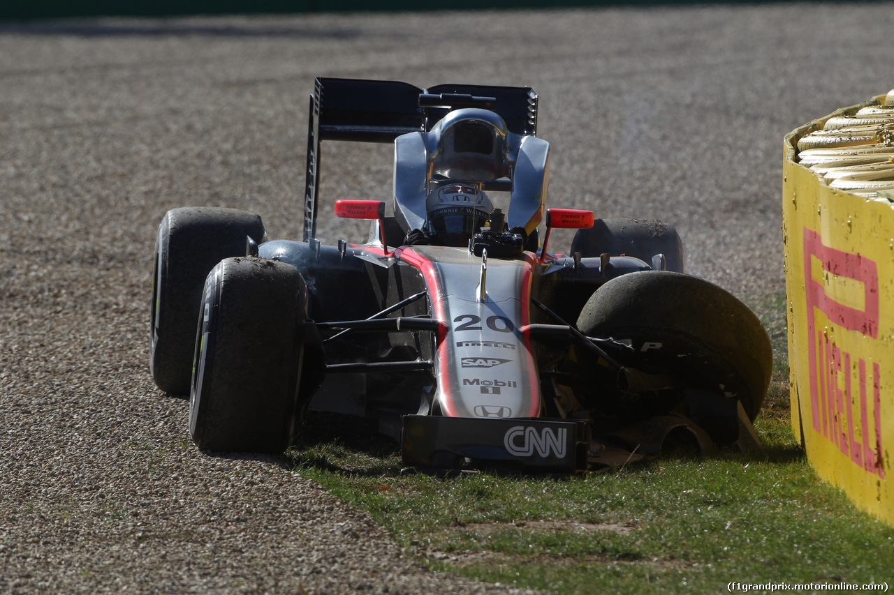 GP AUSTRALIA, 13.03.2015 - Prove Libere 2, Crash, Kevin Magnussen (DEN) McLaren Honda MP4-30.