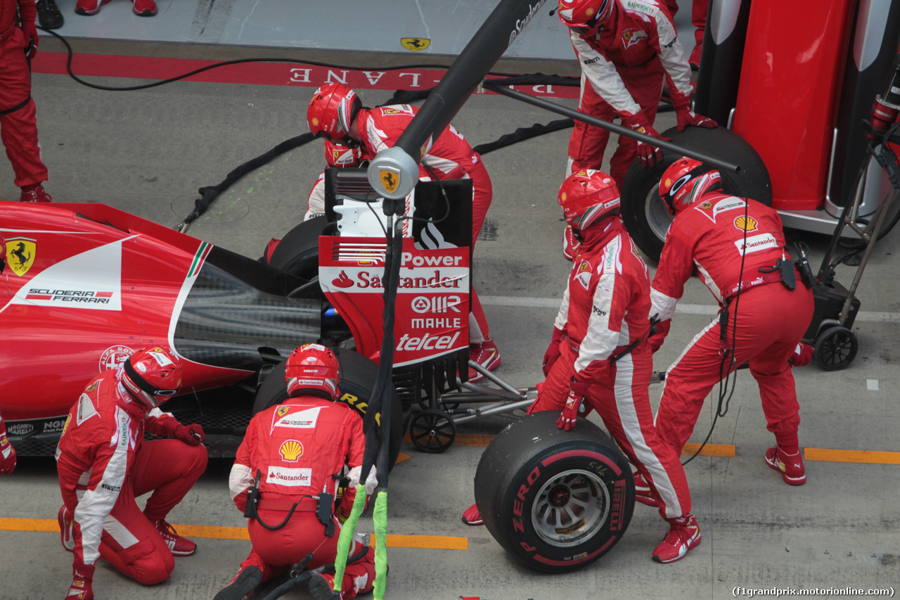 GP AUSTRIA, 21.06.2015- Gara, problems during Sebastian Vettel (GER) Ferrari SF15-T pit stop with theright/rear tire